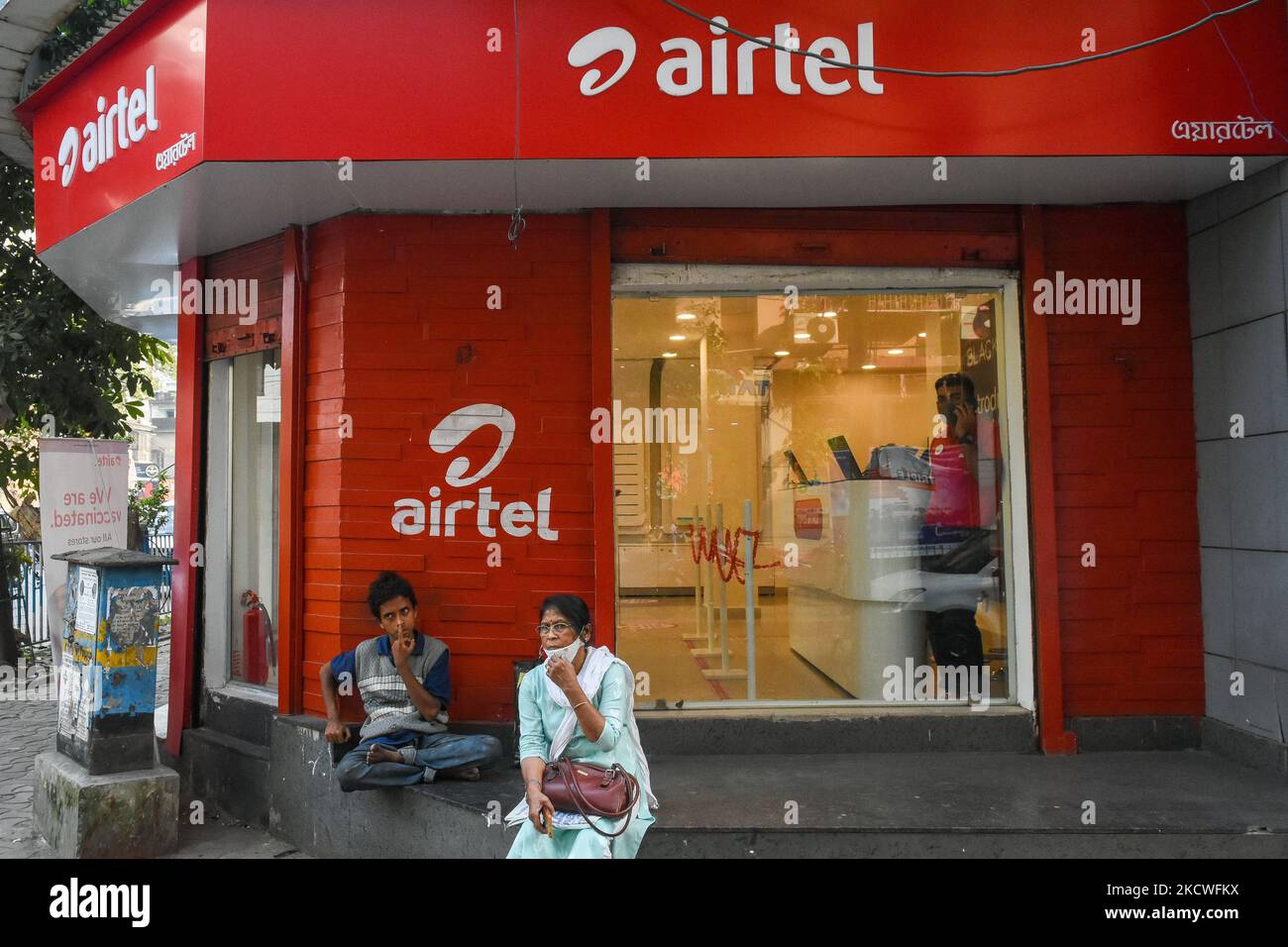 Un negozio Airtel visto a Kolkata (India) il 24 novembre 2021. Bharti Airtel ha annunciato che il lunedì le spese prepagate saranno maggiorate del 25 %. Il gigante indiano delle telecomunicazioni ha fatto questo annuncio mentre aggiungono più di 3 abbonato di Lakh nel trimestre di settembre. (Foto di Debarchan Chatterjee/NurPhoto) Foto Stock