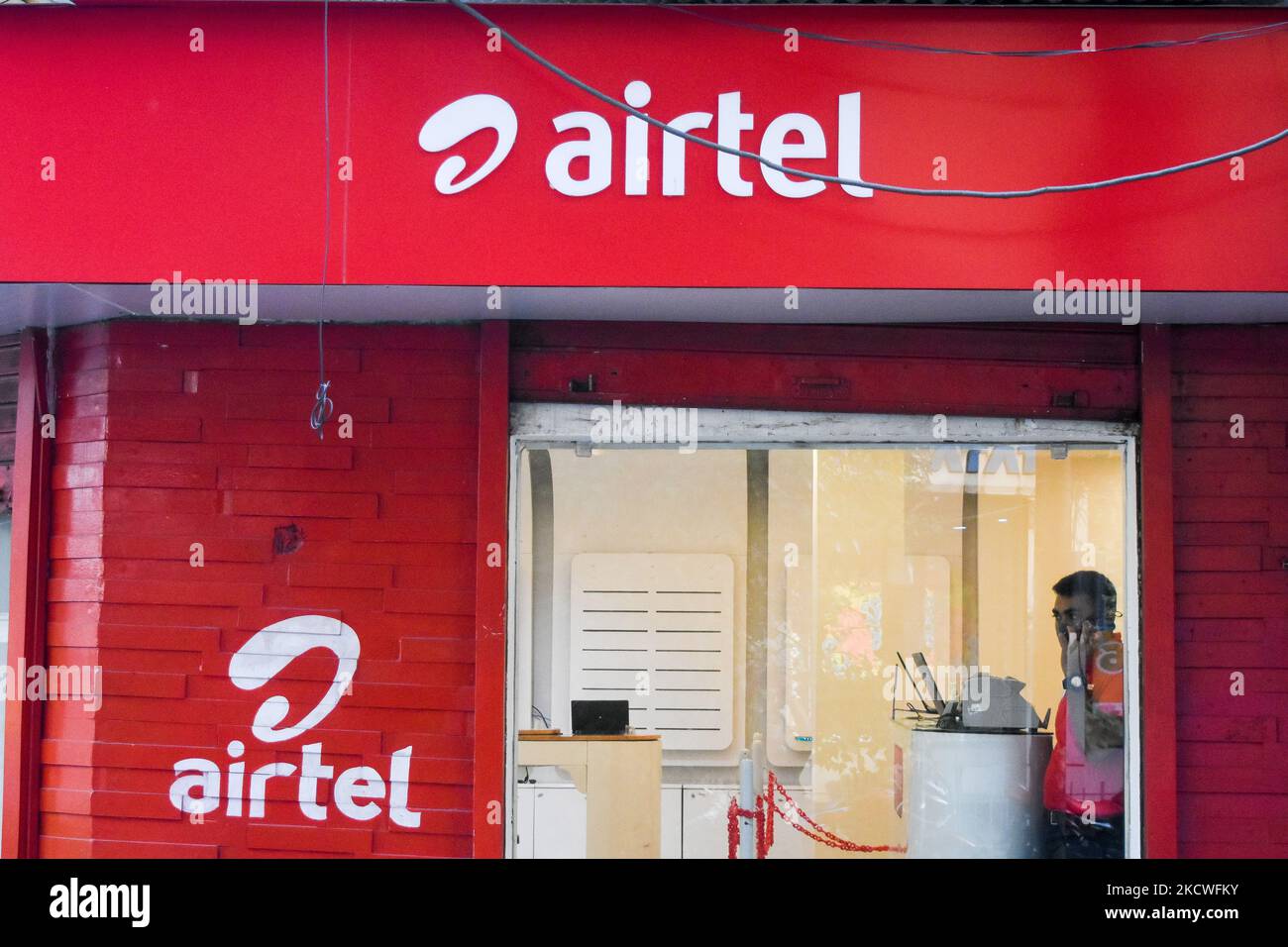 Un negozio Airtel visto a Kolkata (India) il 24 novembre 2021. Bharti Airtel ha annunciato che il lunedì le spese prepagate saranno maggiorate del 25 %. Il gigante indiano delle telecomunicazioni ha fatto questo annuncio mentre aggiungono più di 3 abbonato di Lakh nel trimestre di settembre. (Foto di Debarchan Chatterjee/NurPhoto) Foto Stock