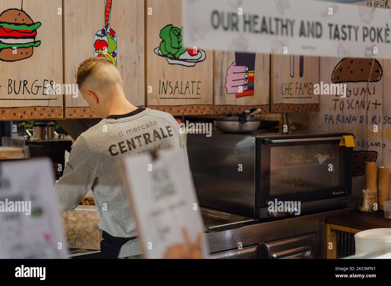Firenze, Italia; 30 ottobre 2022: Operaio nel mercato Centrale Foto Stock