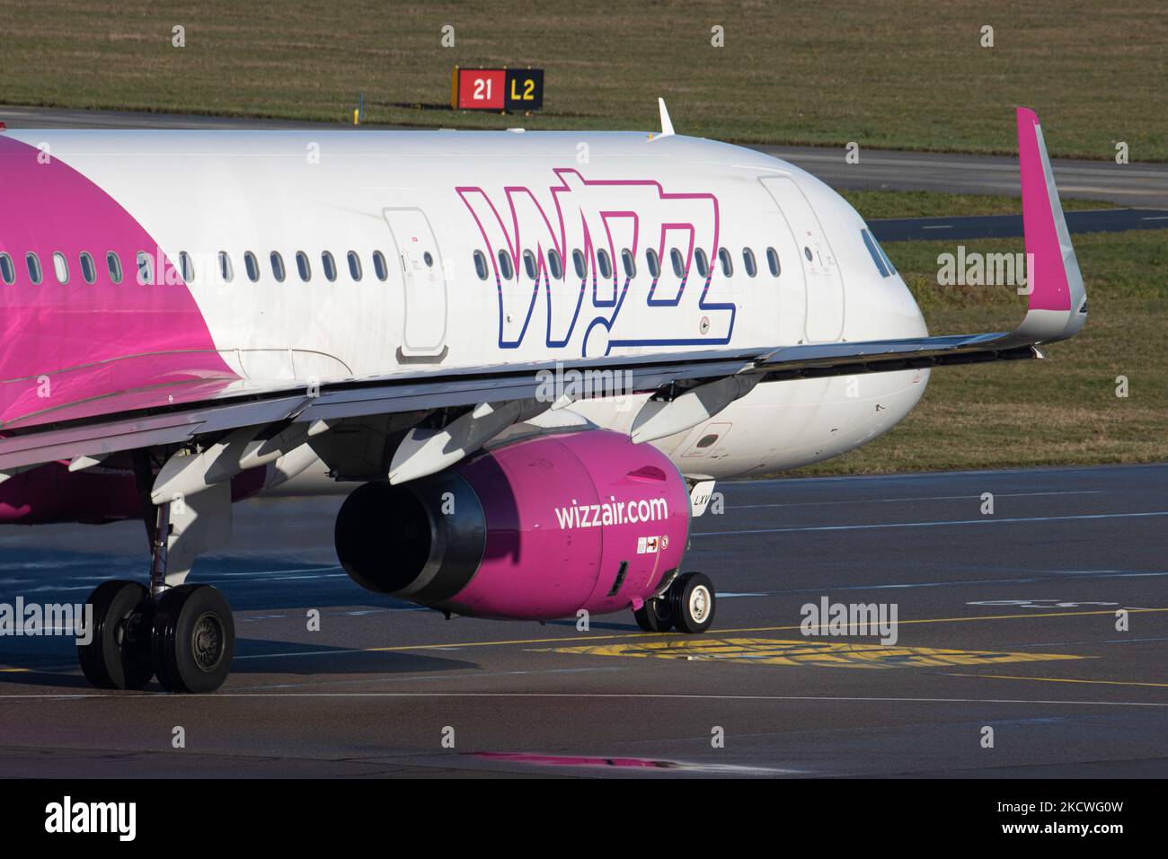 Wizz Air Airbus A321 come visto durante la fase di tassare, decollo e volo in partenza dall'aeroporto Eindhoven ein durante una giornata invernale soleggiato dal cielo blu. W!ZZ Air è una compagnia aerea ungherese a costi bassissimi con le più grandi basi dell'aeroporto di Budapest e dell'aeroporto di Luton che volano fino a 164 aeroporti. Il piano A321-200 con l'iscrizione del logo sul lato ha la registrazione ha-LXV. L'industria aeronautica mondiale sta cercando di riprendersi dall'impatto negativo della pandemia di Coronavirus del Covid-19. Eindhoven, Paesi Bassi il 22 novembre 2021 (Foto di Nicolas Economou/NurPhoto) Foto Stock