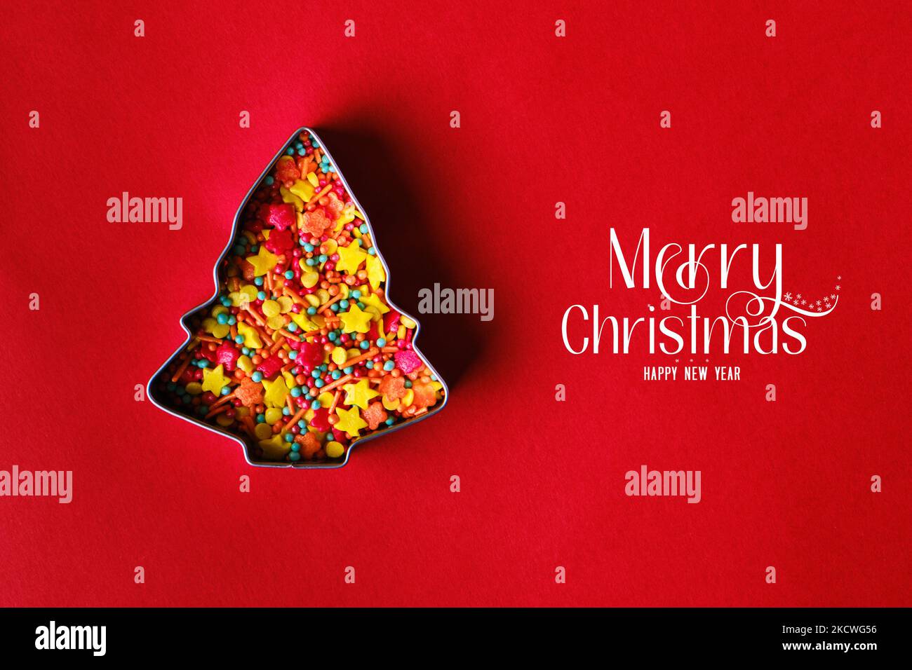 Cartolina di girl di Natale. Taglierina per biscotti di pan di zenzero a forma di albero di Natale Foto Stock
