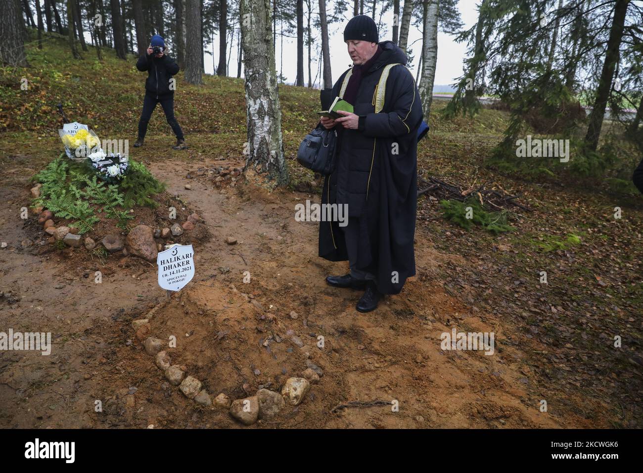 Imam Aleksander Bazarewicz prega durante un funerale per la tomba del bambino non nato di 27 settimane di una donna migrante irachena che ha perso il suo figlio dopo aver attraversato illegalmente il confine polacco-bielorusso. Bohoniki, Polonia il 23 novembre 2021. Il ragazzo si chiamava Halikari Dhaker. Questo è stato il quarto funerale del Medio Oriente vittima della crisi migratoria che è stata sepolta in quel cimitero musulmano-tatar nelle ultime settimane. (Foto di Beata Zawrzel/NurPhoto) Foto Stock