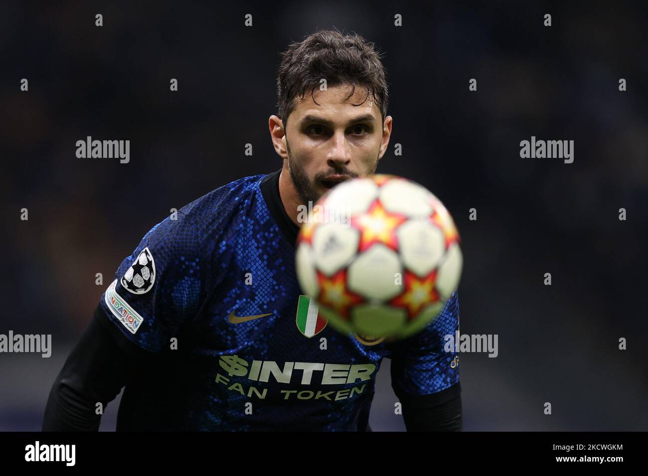 Andrea Ranocchia (FC Internazionale) in azione durante la partita di calcio della UEFA Champions League Inter - FC Internazionale vs Shakhtar Donetsk il 24 novembre 2021 allo stadio Giuseppe Meazza - San Siro di Milano (Foto di Francesco Scaccianoce/LiveMedia/NurPhoto) Foto Stock