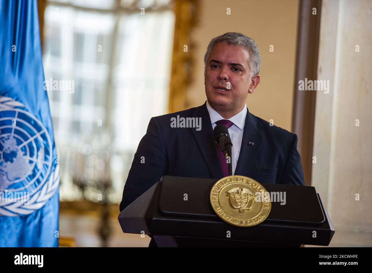 il presidente colombiano Ivan Duque parla alla stampa durante la conferenza durante la visita del Segretario generale delle Nazioni Unite Antonio Guterres per il 5° anniversario del trattato di pace tra le forze armate rivoluzionarie della Colombia (FARC-EP) e il governo colombiano nel 2016. A Bogotà, Colombia, il 24 novembre 2021. (Foto di Sebastian Barros/NurPhoto) Foto Stock