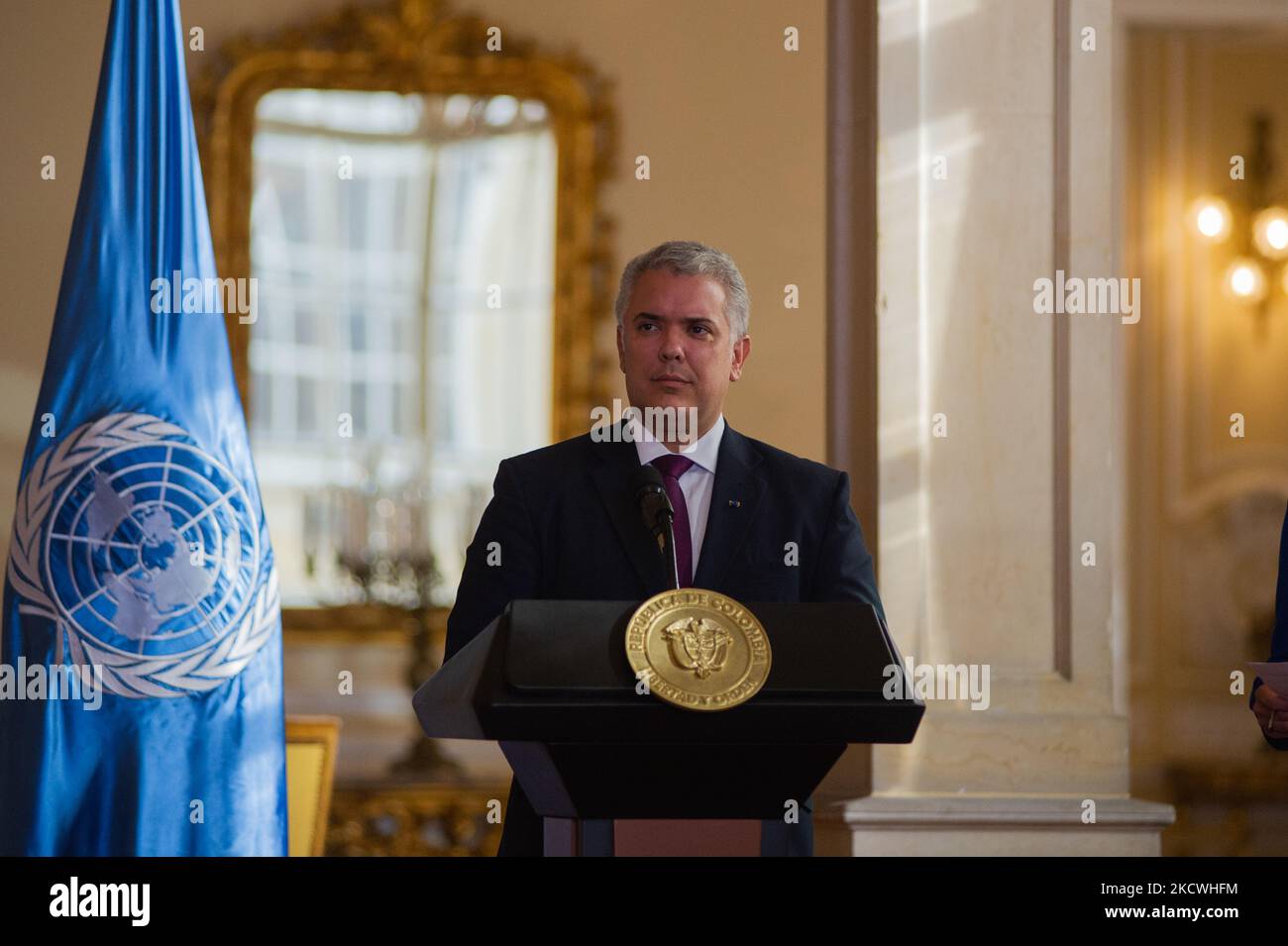 il presidente colombiano Ivan Duque parla alla stampa durante la conferenza durante la visita del Segretario generale delle Nazioni Unite Antonio Guterres per il 5° anniversario del trattato di pace tra le forze armate rivoluzionarie della Colombia (FARC-EP) e il governo colombiano nel 2016. A Bogotà, Colombia, il 24 novembre 2021. (Foto di Sebastian Barros/NurPhoto) Foto Stock