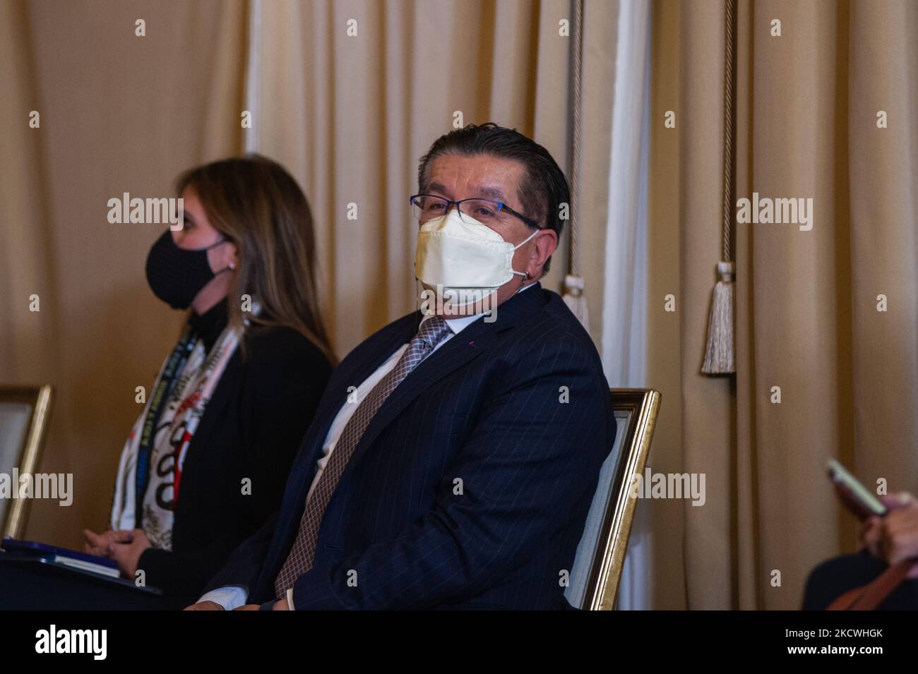 Il Ministro della Sanità della Colombia Fernando Ruiz durante la visita del Segretario Generale delle Nazioni Unite Antonio Guterres per il 5° anniversario del trattato di pace tra le forze armate rivoluzionarie della Colombia (FARC-EP) e il governo colombiano nel 2016. A Bogotà, Colombia, il 24 novembre 2021. (Foto di Sebastian Barros/NurPhoto) Foto Stock