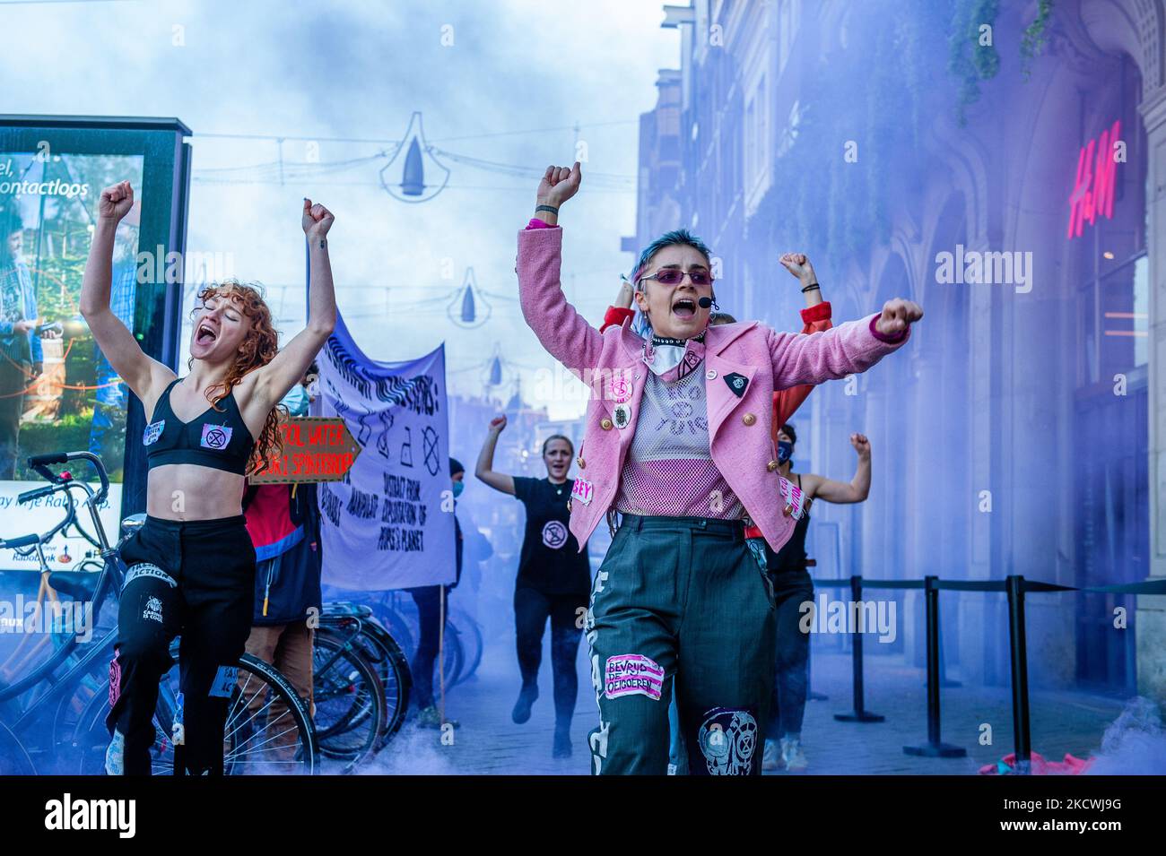 Ad Amsterdam, un gruppo di attivisti della Extinction Rebellion, ha realizzato un flashmob fuori dal nuovo negozio H&M. L'azione ha riguardato le presunte pratiche di lavaggio del verde della catena della moda, al fine di rendere l'azienda più verde di quanto non sia effettivamente, il 25th novembre 2021. (Foto di Romy Arroyo Fernandez/NurPhoto) Foto Stock