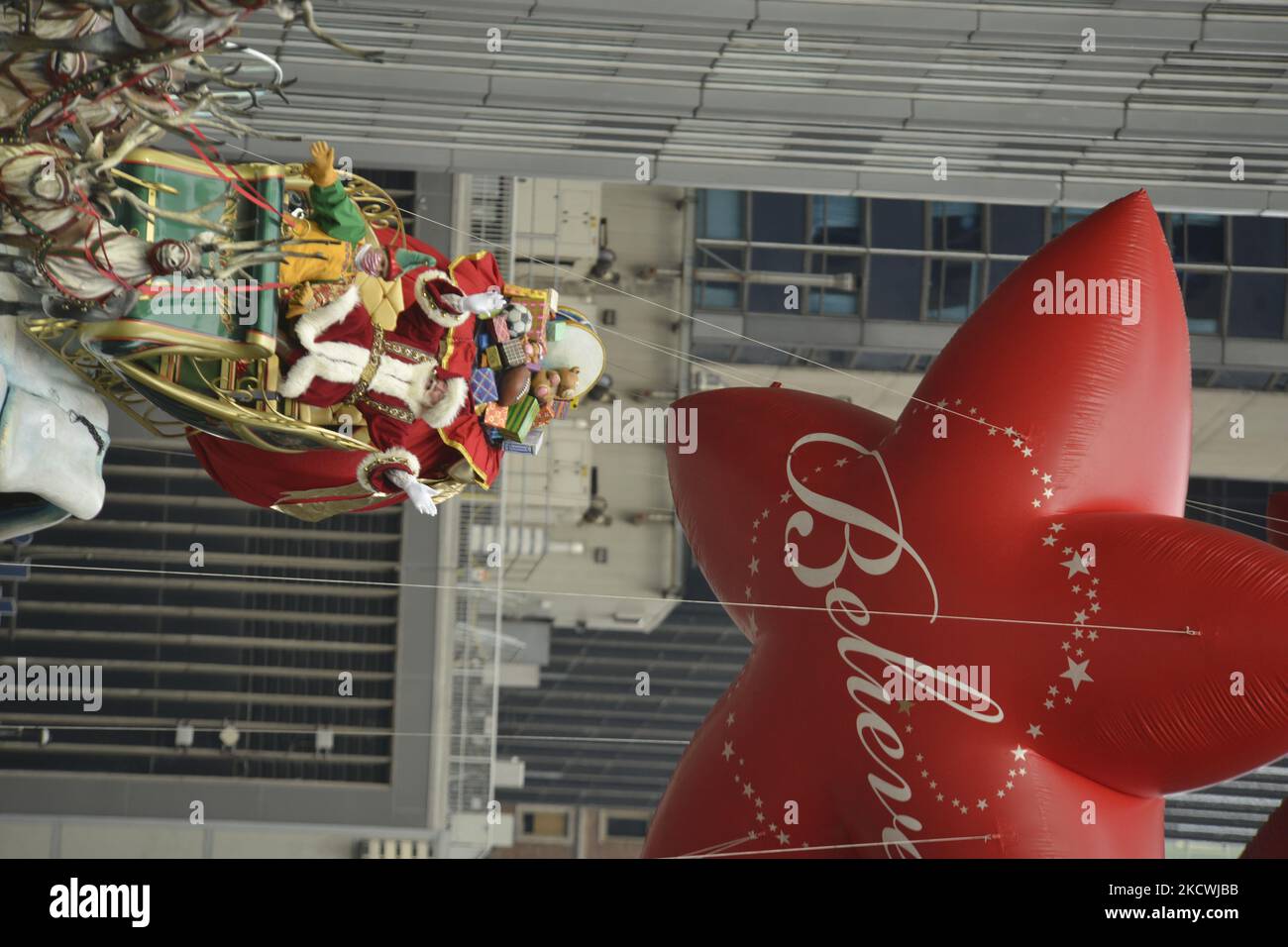 Babbo Natale è visto durante la Macy's Thanksgiving Day Parade a New York City, New York, il 25 novembre 2021. Quest'anno si celebra la parata annuale del 95th. (Foto di Deccio Serrano/NurPhoto) Foto Stock