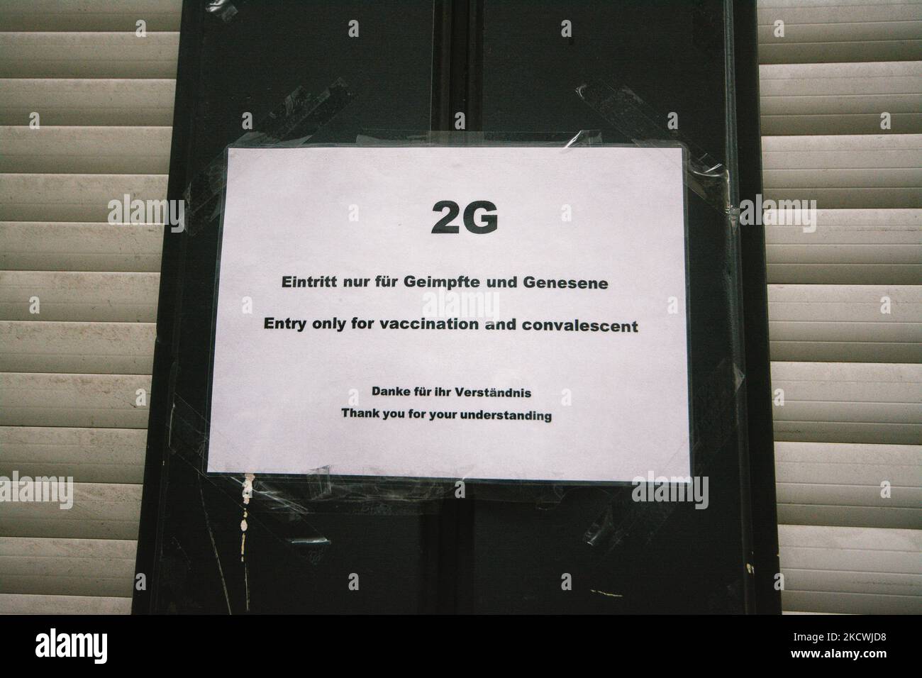 2G segno è visto sulla finestra di un ristorante nel centro della città di Duesseldorf, Germania il 25 novembre 2021 (Photo by Ying Tang/NurPhoto) Foto Stock