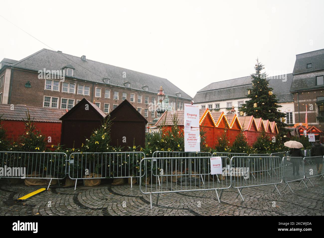 2G cartello è visto di fronte ad un mercatino di Natale a Duesseldorf, Germania il 25 novembre 2021 (Foto di Ying Tang/NurPhoto) Foto Stock