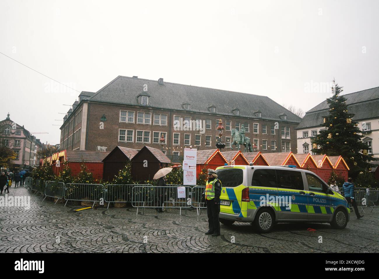 Una macchina della polizia è visto parcheggio di fronte ad un mercato di Natale a Duesseldorf, Germania il 25 novembre 2021 (Foto di Ying Tang/NurPhoto) Foto Stock