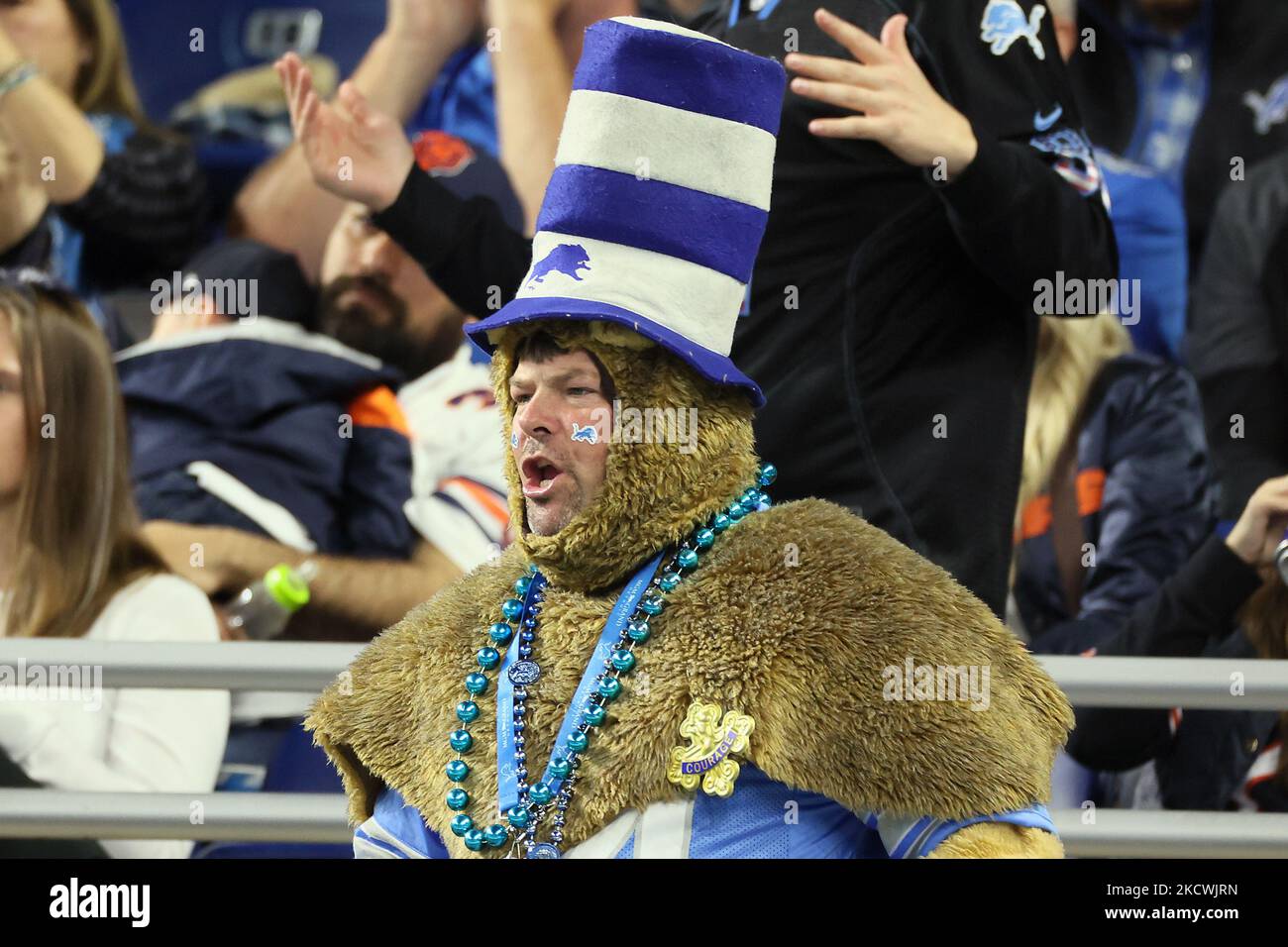 Un fan in costume Lion guarda la partita durante una partita di football tra i Detroit Lions e i Chicago Bears a Detroit, Michigan USA, giovedì 26 novembre 2021. (Foto di Amy Lemus/NurPhoto) Foto Stock