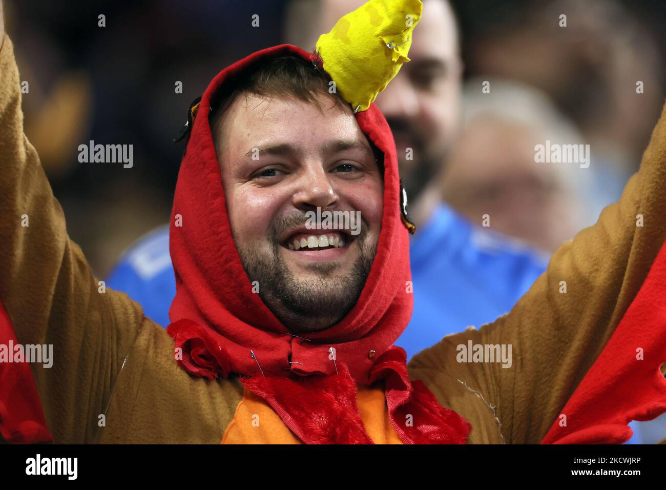Un fan vestito con un costume tacchino guarda dagli stand durante una  partita di football tra i Detroit Lions e i Chicago Bears a Detroit,  Michigan USA, giovedì 26 novembre 2021. (Foto