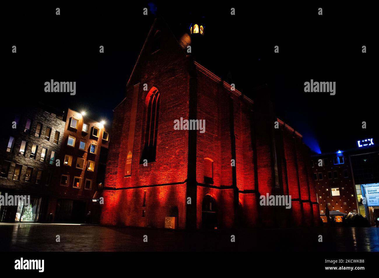 Stasera è iniziata la campagna mondiale Orange the World: Contro la violenza contro le donne. A Nijmegen, la Cappella di Marienburg nel centro è stata messa tutto con luci arancioni, il 25th novembre 2021. (Foto di Romy Arroyo Fernandez/NurPhoto) Foto Stock