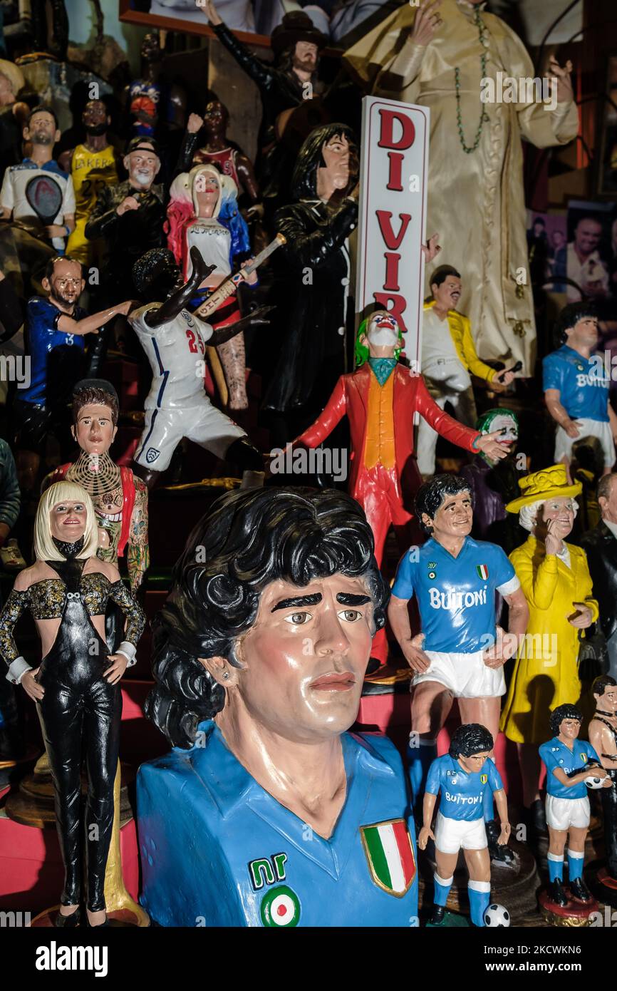 Le figure del presepe natalizio raffigurano il calciatore argentino Diego Armando Maradona, nella via dei pastori, San Gregorio Armeno a Napoli, il 25 novembre 2021, un anno dopo la morte del campione. In occasione dell'anniversario del campione argentino Diego Armando Maradona molti tifosi e famiglie provenienti anche dall'estero nella giornata del 25 novembre 2021, hanno raggiunto vari punti significativi della città per rendere omaggio all'appello del calciatore. (Foto di Manuel Dorati/NurPhoto) Foto Stock