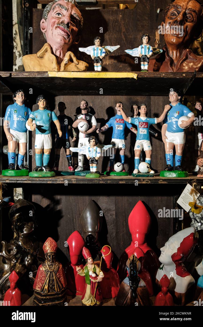 Le figure del presepe natalizio raffigurano il calciatore argentino Diego Armando Maradona, nella via dei pastori, San Gregorio Armeno a Napoli, il 25 novembre 2021, un anno dopo la morte del campione. In occasione dell'anniversario del campione argentino Diego Armando Maradona molti tifosi e famiglie provenienti anche dall'estero nella giornata del 25 novembre 2021, hanno raggiunto vari punti significativi della città per rendere omaggio all'appello del calciatore. (Foto di Manuel Dorati/NurPhoto) Foto Stock