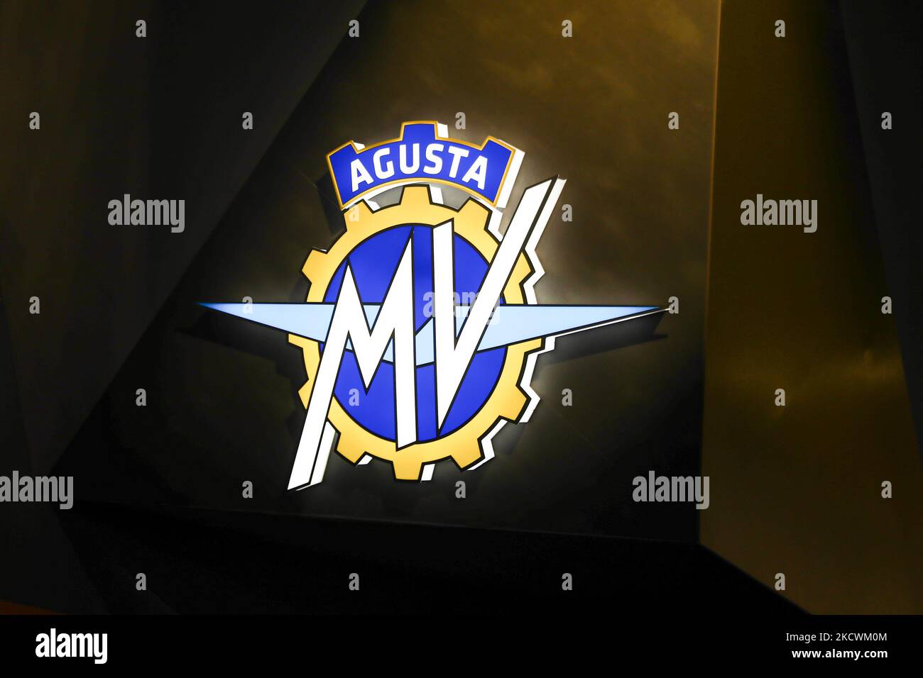 IL logo MV Augusta è stato visto alla fiera del motociclo EICMA di Milano il 25 novembre 2021. (Foto di Jakub Porzycki/NurPhoto) Foto Stock