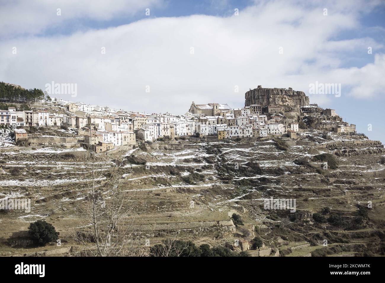 Ares del Maestrat, un piccolo paese all'interno della provincia di Castelló, Spagna, il giorno dopo la prima nevicata della caduta del mare, nel 26 novembre 2021. (Foto di Robert Bonet/NurPhoto) Foto Stock