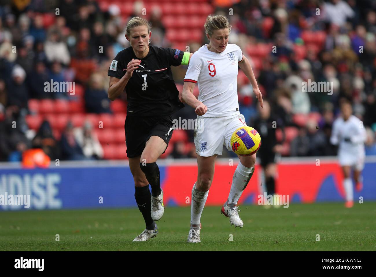 Ellen White d'Inghilterra e Carina Wenninger d'Austria in azione durante la Coppa del mondo FIFA Gruppo D Qualifiche tra le donne d'Inghilterra e l'Austria allo Stadio di luce di Sunderland sabato 27th novembre 2021. (Foto di will Matthews/MI News/NurPhoto) Foto Stock