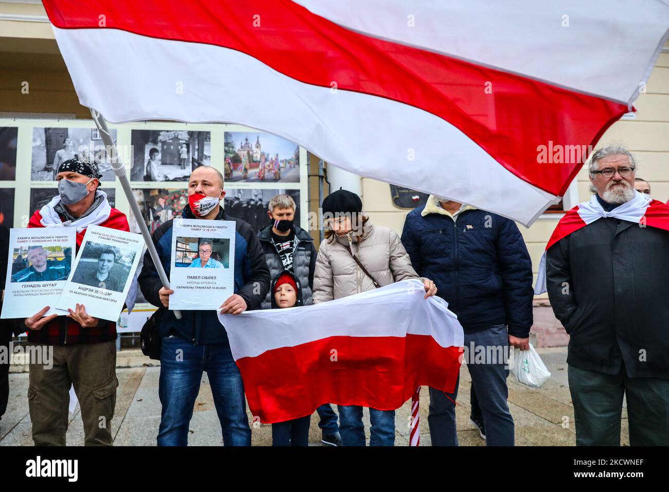 I membri della diaspora bielorussa e i sostenitori si dimostrano contrari alla guerra ibrida avviata dal regime di Aleksander Lukashenko utilizzando i migranti come "arma vivente" al confine polacco-bielorusso. Bialystok, Polonia il 21 novembre 2021. (Foto di Beata Zawrzel/NurPhoto) Foto Stock