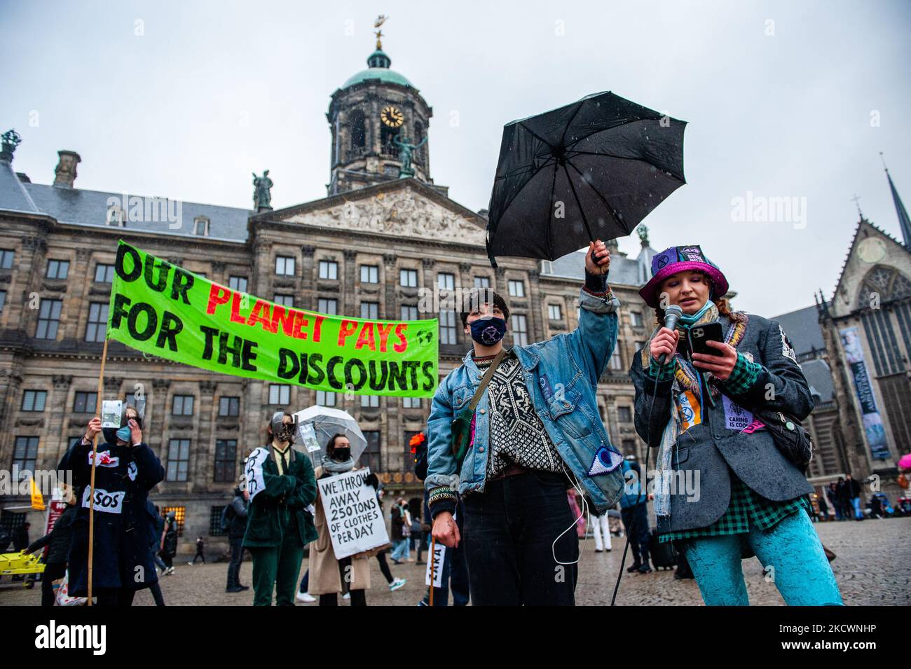 Un attivista XR sta dando un discorso nel centro della città contro il Black Friday e la moda veloce, durante una sfilata di moda organizzata da XR, contro il Black Friday ad Amsterdam, il 27th novembre 2021. (Foto di Romy Arroyo Fernandez/NurPhoto) Foto Stock