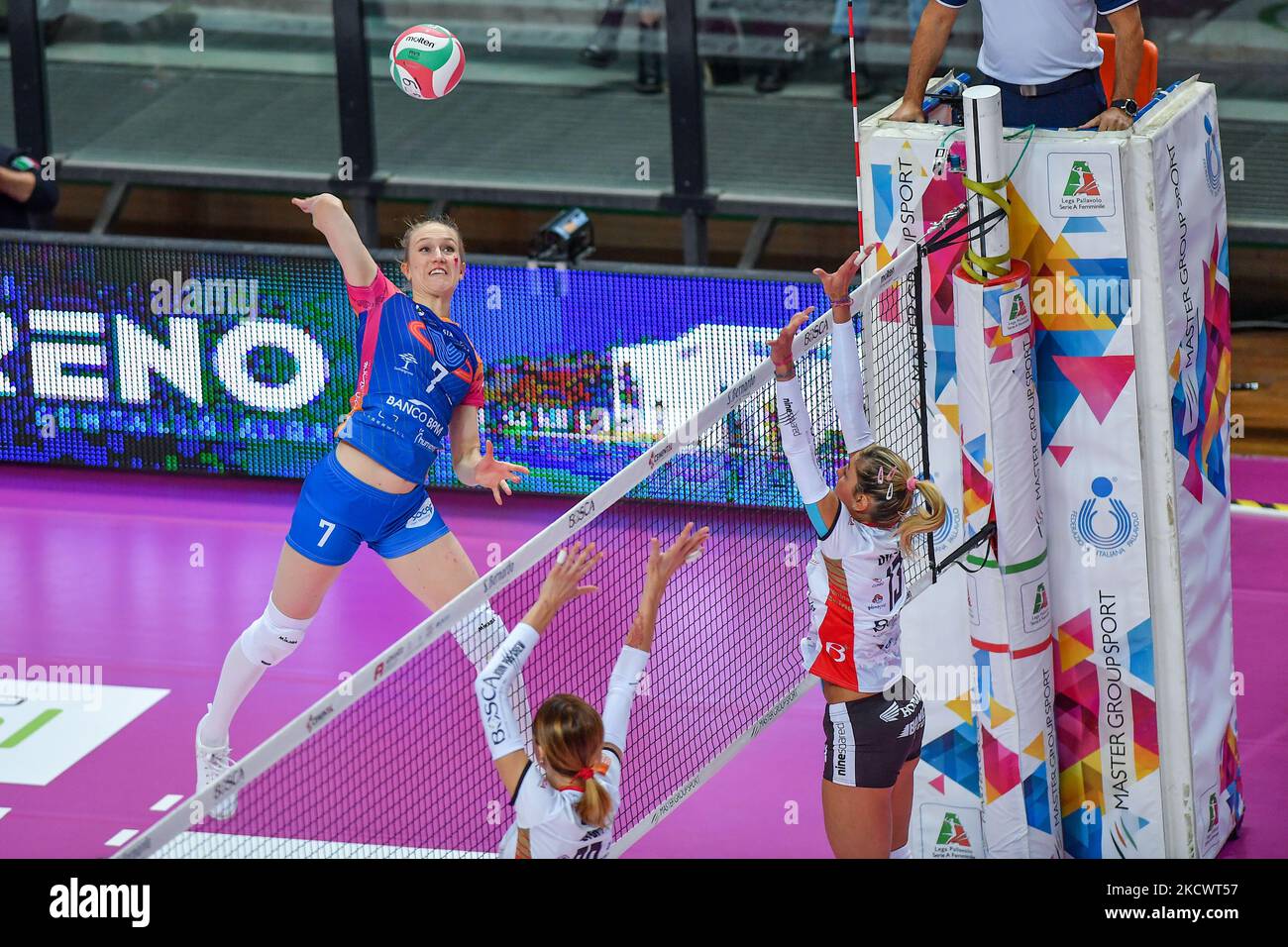 Van Hecke Lise (Monza) durante il Volley Serie Italiana A1 incontro femminile Bosca S.Bernardo Cuneo vs Volley vero Monza il 28 novembre 2021 alla pala Ubi Banca di Cuneo (Foto di Danilo Vigo/LiveMedia/NurPhoto) Foto Stock