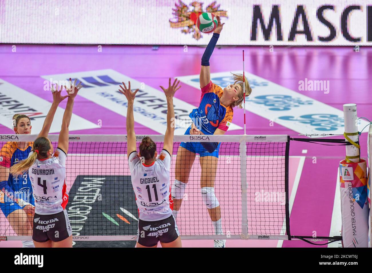 Squarcini Federica (Bosca Cuneo), Gicquel Lucille (Bosca Cuneo)&#XA;, Davyskiba Anna (Monza) durante il Volley Serie Italiana A1 incontro femminile Bosca S.Bernardo Cuneo vs Volley vero Monza il 28 novembre 2021 alla pala Ubi Banca di Cuneo (Foto di Danilo/Nureo/Foto) Foto Stock