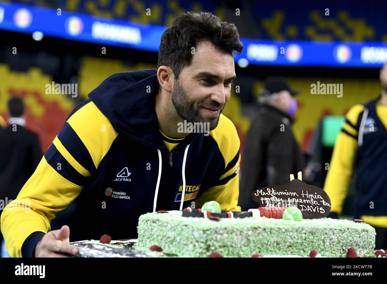 Horia Tecau riceve una torta per celebrare la sua carriera di tennis al termine della partita di doppio della Romania durante la Coppa Davis di Rakuten, in BT Arena, Cluj-Napoca, 28 novembre 2021 (Foto di Flaviu Buboi/NurPhoto) Foto Stock