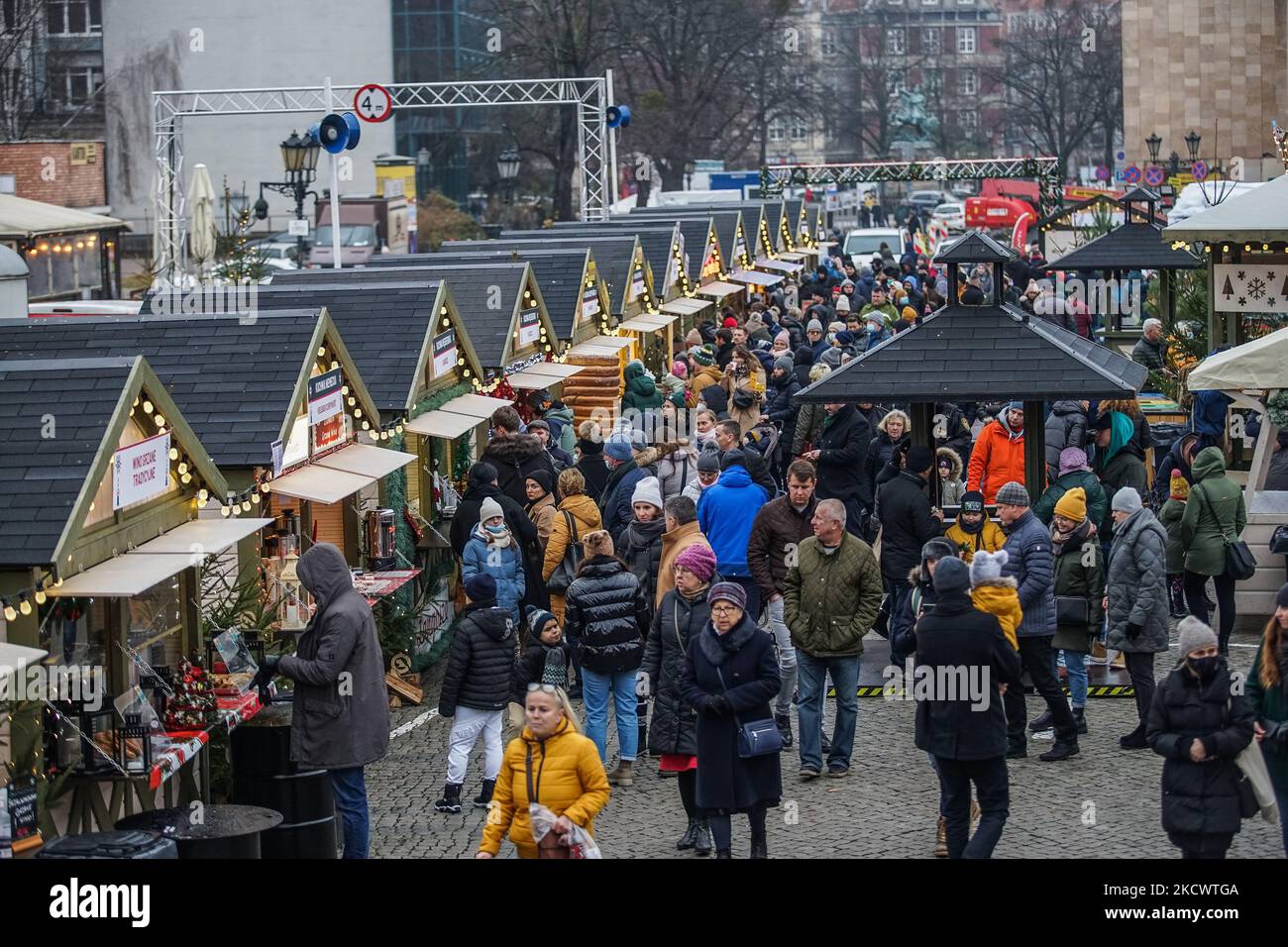 Migliaia di persone visitano il mercato di Natale a Danzica, Polonia, il 28 novembre 2021 (Foto di Michal Fludra/NurPhoto) Foto Stock