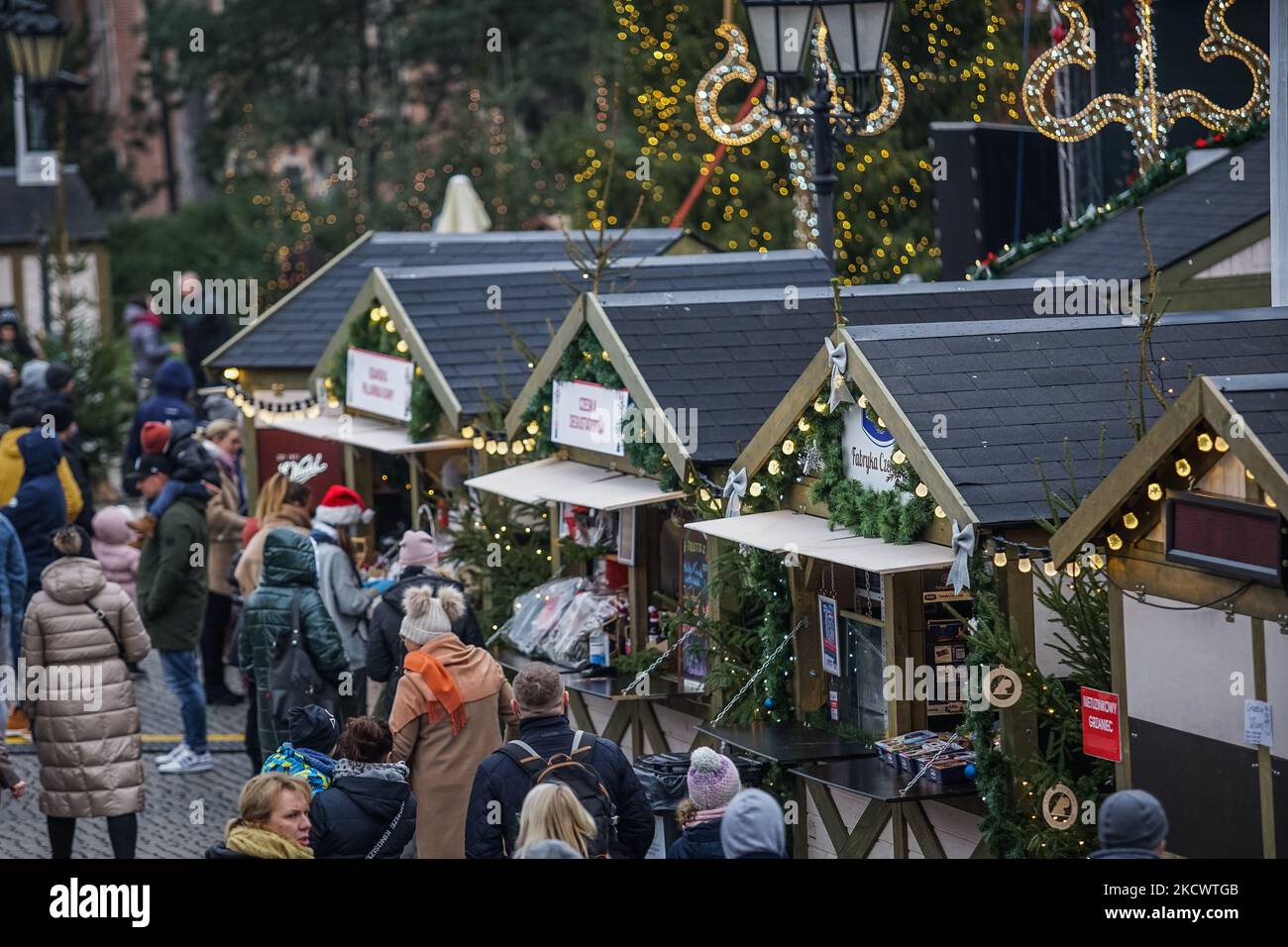 Migliaia di persone visitano il mercato di Natale a Danzica, Polonia, il 28 novembre 2021 (Foto di Michal Fludra/NurPhoto) Foto Stock