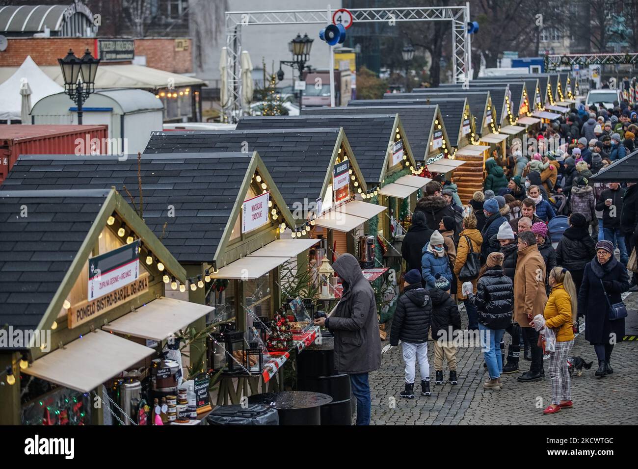 Migliaia di persone visitano il mercato di Natale a Danzica, Polonia, il 28 novembre 2021 (Foto di Michal Fludra/NurPhoto) Foto Stock