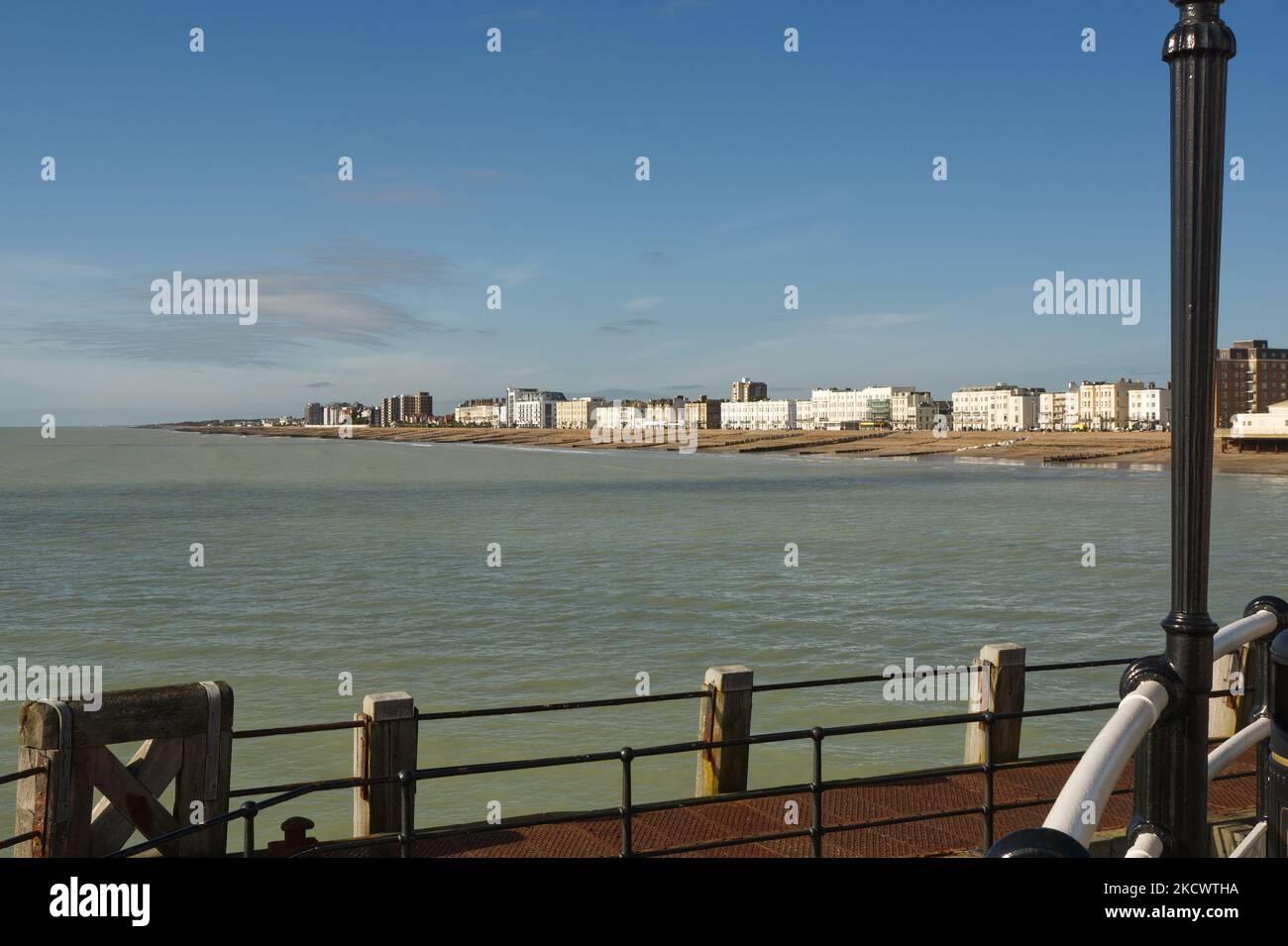 Appartamenti sul lungomare di Worthing, nel Sussex occidentale, Inghilterra. Con spiaggia di ghiaia. Vista dal molo. Foto Stock