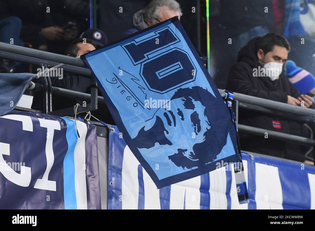 A Flag of Diego Maradona è esposta dai tifosi di Napoli prima della Serie A match tra SSC Napoli e SS Lazio allo Stadio Diego Armando Maradona Napoli Italia il 28 novembre 2021. (Foto di Franco Romano/NurPhoto) Foto Stock
