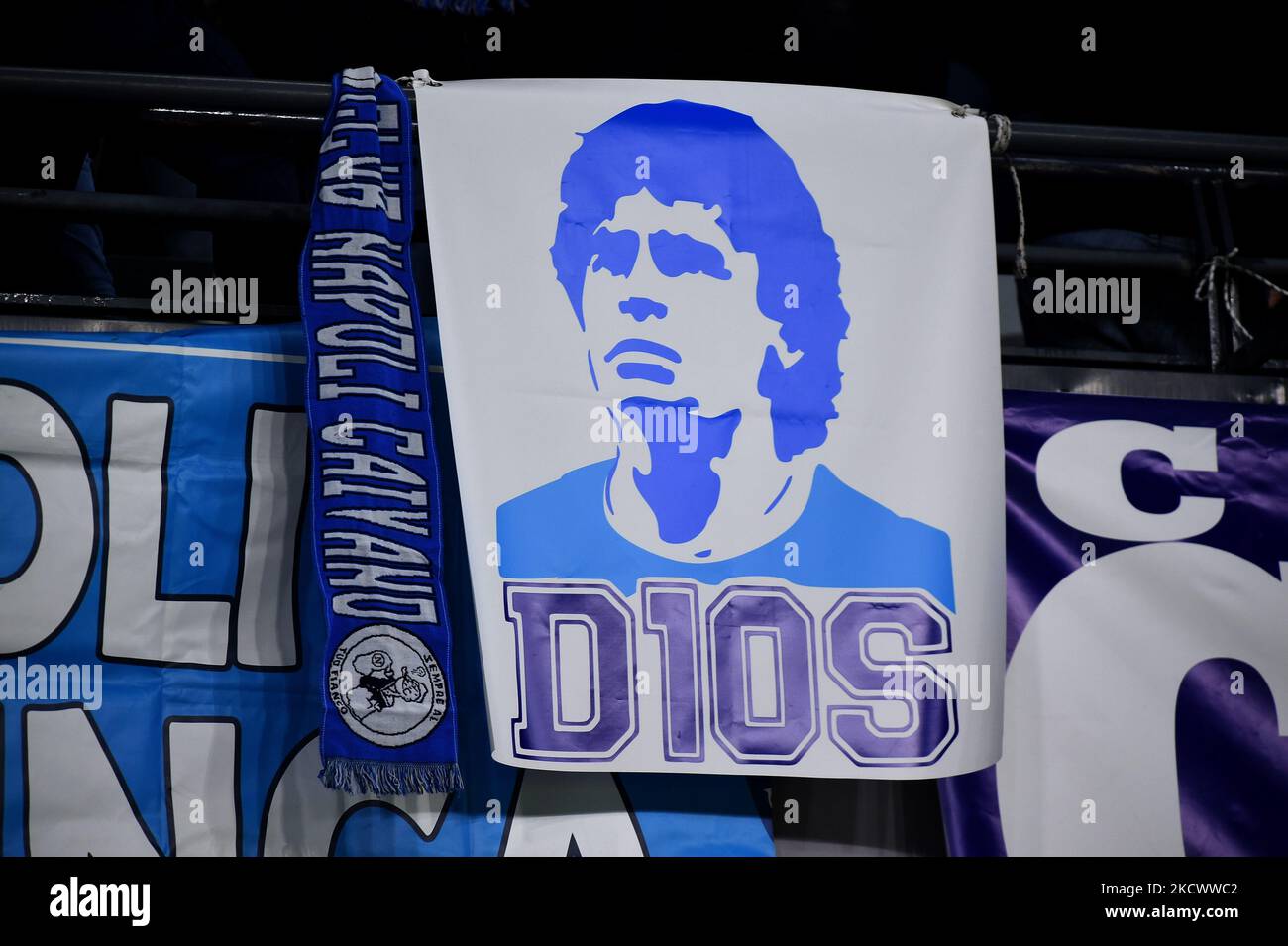 A Flag of Diego Maradona è esposta dai tifosi di Napoli prima della Serie A match tra SSC Napoli e SS Lazio allo Stadio Diego Armando Maradona Napoli Italia il 28 novembre 2021. (Foto di Franco Romano/NurPhoto) Foto Stock