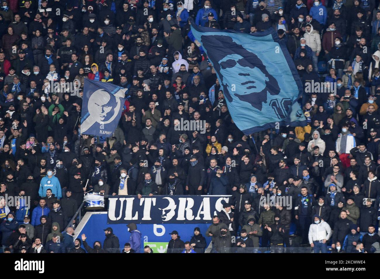 A Flag of Diego Maradona è esposta dai tifosi di Napoli durante la Serie A match tra SSC Napoli e SS Lazio allo Stadio Diego Armando Maradona Napoli Italia il 28 novembre 2021. (Foto di Franco Romano/NurPhoto) Foto Stock