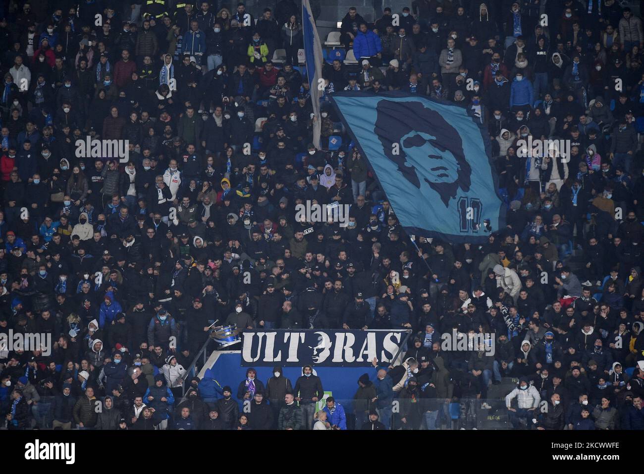 A Flag of Diego Maradona è esposta dai tifosi di Napoli durante la Serie A match tra SSC Napoli e SS Lazio allo Stadio Diego Armando Maradona Napoli Italia il 28 novembre 2021. (Foto di Franco Romano/NurPhoto) Foto Stock