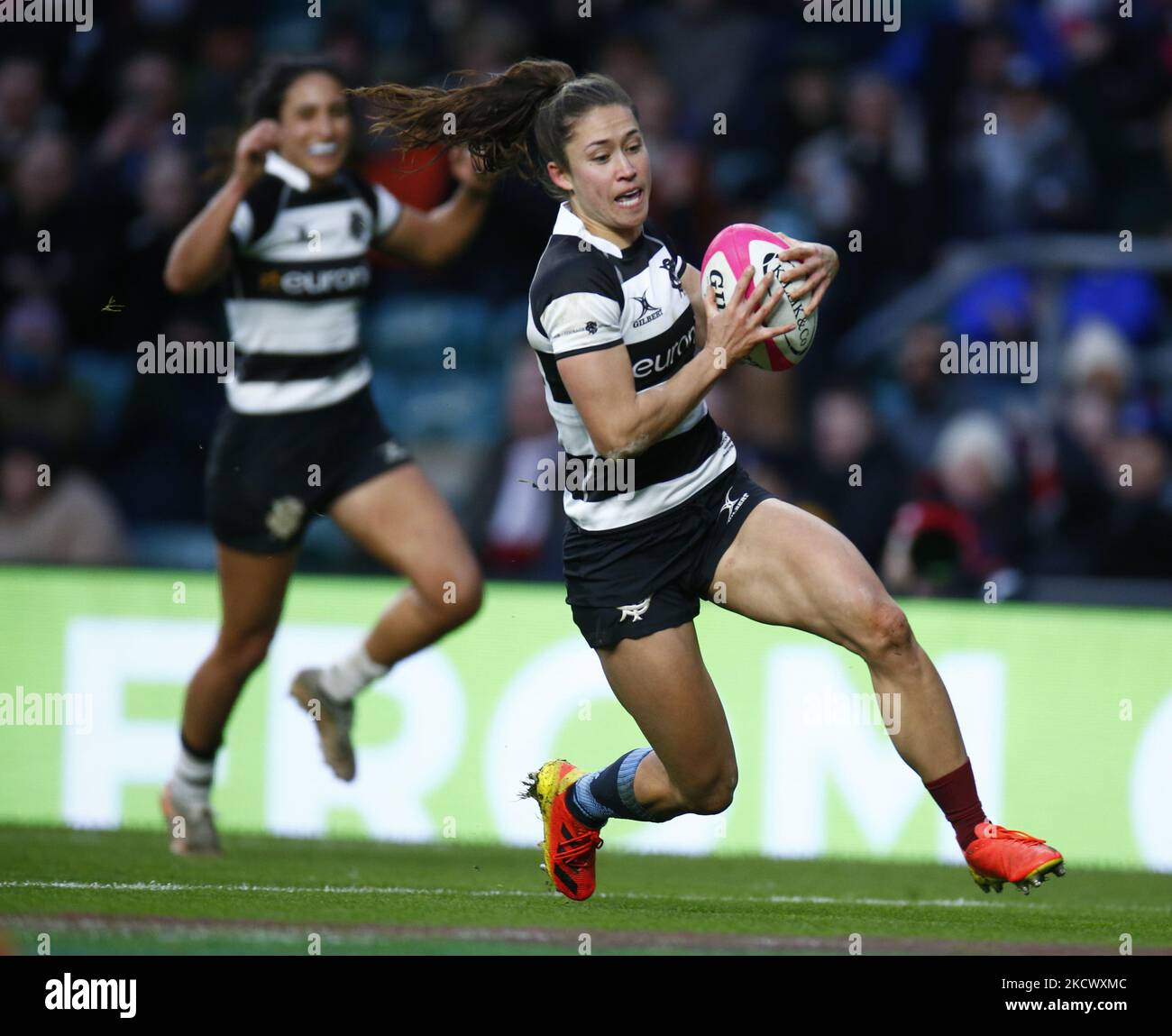 Rhona Lloyd (Toronto Nomads) di barbari passa per il suo Tryduring la Killik Cup match tra le barbari Donne e SpringBox Donne XV al Twickenham Stadium il 27th novembre 2021 a Londra, Inghilterra (Photo by Action Foto Sport/NurPhoto) Foto Stock