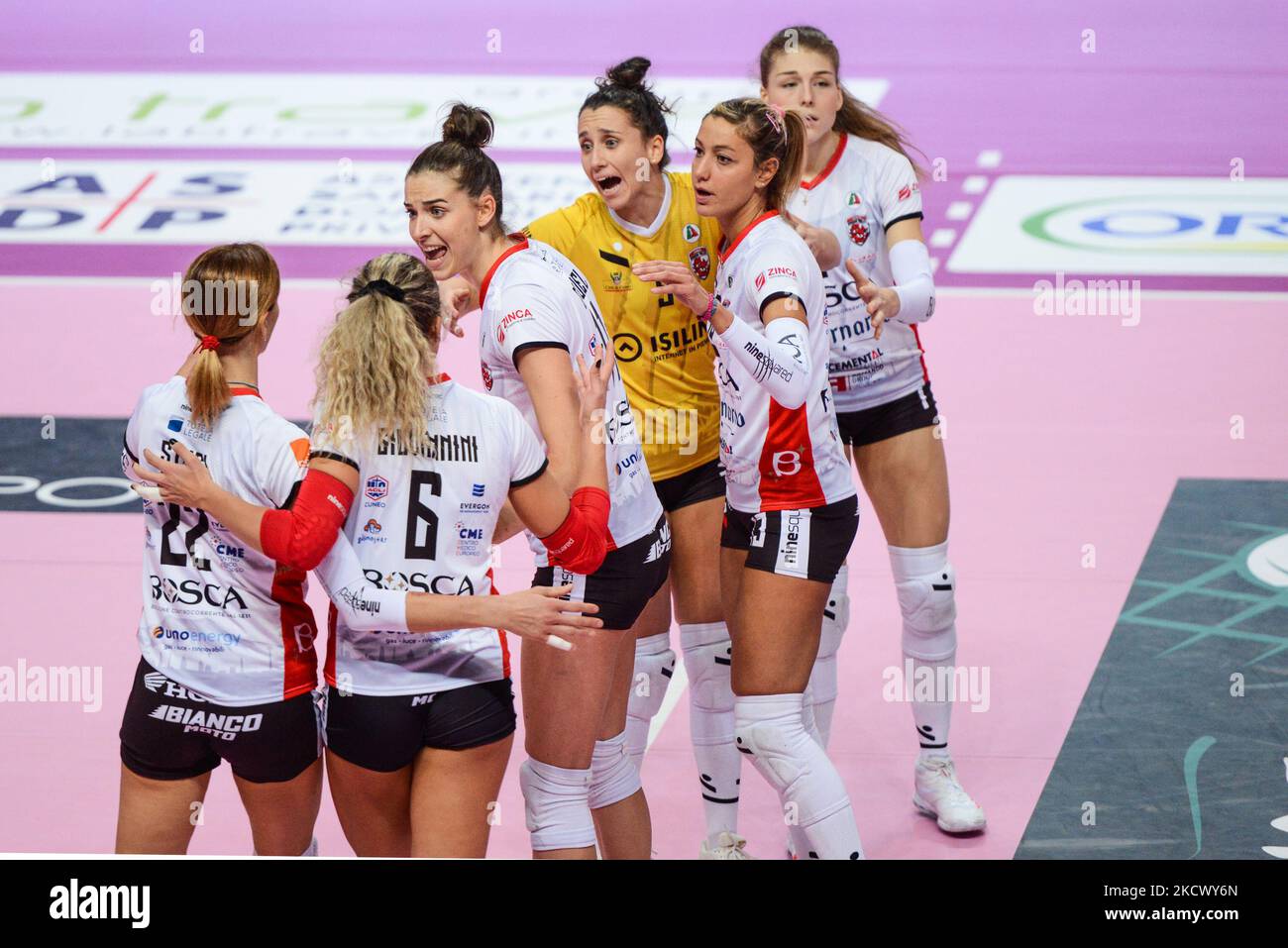 Bosca S.Bernardo Cuneo festeggia durante il Volley Serie Italiana A1 incontro femminile Bosca S.Bernardo Cuneo vs Volley vero Monza il 28 novembre 2021 alla pala Ubi Banca di Cuneo (Foto di Alberto Gandolfo/NurPhoto) Foto Stock