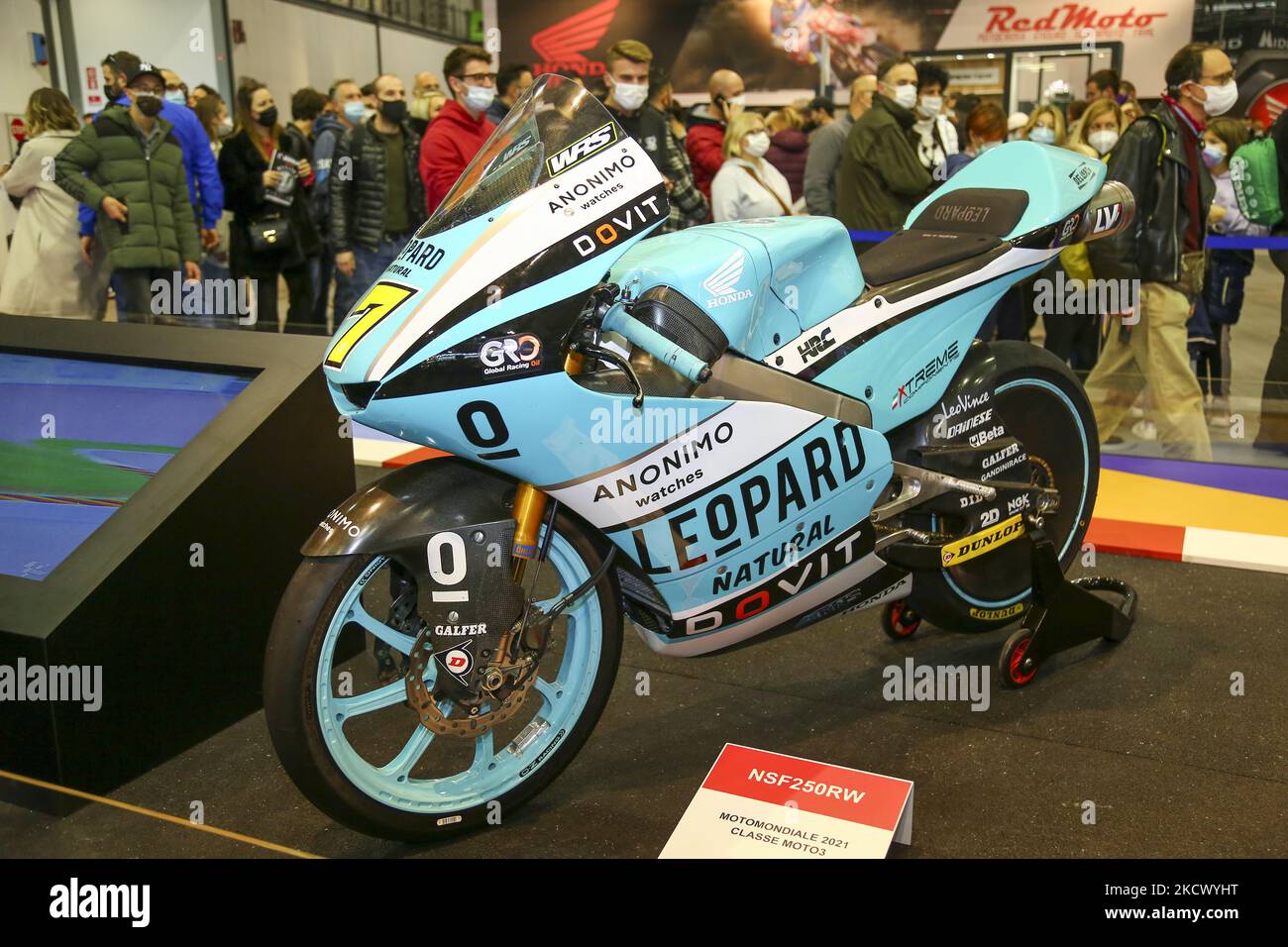 La moto di Dennis Foggia nello stand Honda durante l'edizione 78th dell'EICMA del 28 novembre 2021 a Rho Fiera di Milano. EICMA (esposizione Internazionale ciclo Motocicolo e Accessori) è una manifestazione internazionale di cicli, moto e accessori, caratterizzata da premiere mondiali, nuovi concetti e sviluppi tecnici nell'industria delle due ruote. (Foto di Massimiliano Ferraro/NurPhoto) Foto Stock