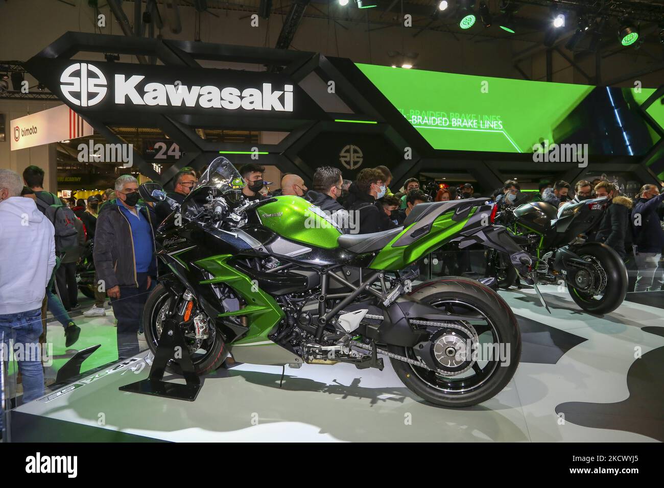 Lo stand Kawasaki durante l'edizione 78th dell'EICMA del 28 novembre 2021 a Rho Fiera di Milano. EICMA (esposizione Internazionale ciclo Motocicolo e Accessori) è una manifestazione internazionale di cicli, moto e accessori, caratterizzata da premiere mondiali, nuovi concetti e sviluppi tecnici nell'industria delle due ruote. (Foto di Massimiliano Ferraro/NurPhoto) Foto Stock