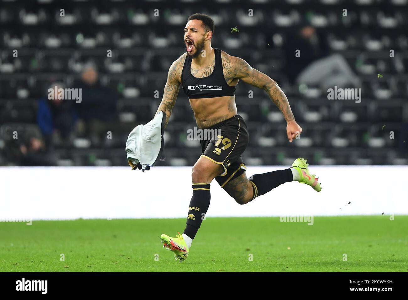 Andre Gray of Queens Park Rangers celebra dopo aver segnato un gol per renderlo 1-2 durante la partita Sky Bet Championship tra Derby County e Queens Park Rangers al Pride Park, Derby Lunedi 29th novembre 2021. (Foto di Jon Hobley/MI News/NurPhoto) Foto Stock