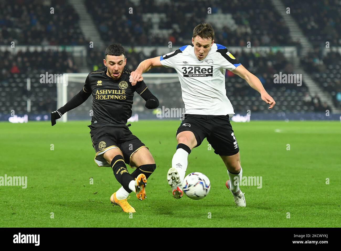 Ilias Chair of Queens Park Rangers compete per la palla con Craig Forsyth di Derby County durante la partita Sky Bet Championship tra Derby County e Queens Park Rangers al Pride Park, Derby Lunedi 29th novembre 2021. (Foto di Jon Hobley/MI News/NurPhoto) Foto Stock