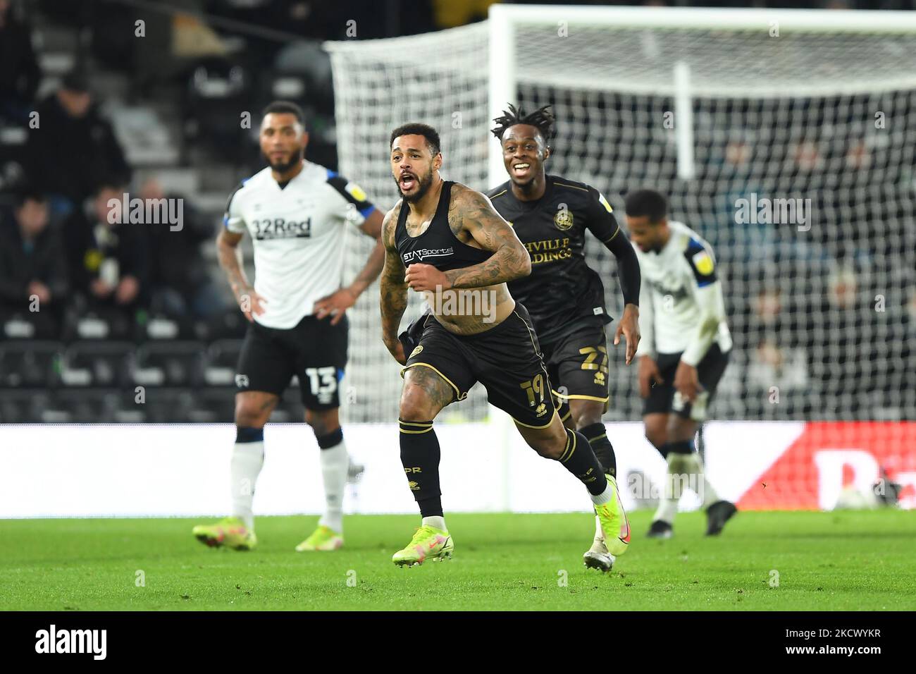 Andre Gray of Queens Park Rangers celebra dopo aver segnato un gol per renderlo 1-2 durante la partita Sky Bet Championship tra Derby County e Queens Park Rangers al Pride Park, Derby Lunedi 29th novembre 2021. (Foto di Jon Hobley/MI News/NurPhoto) Foto Stock