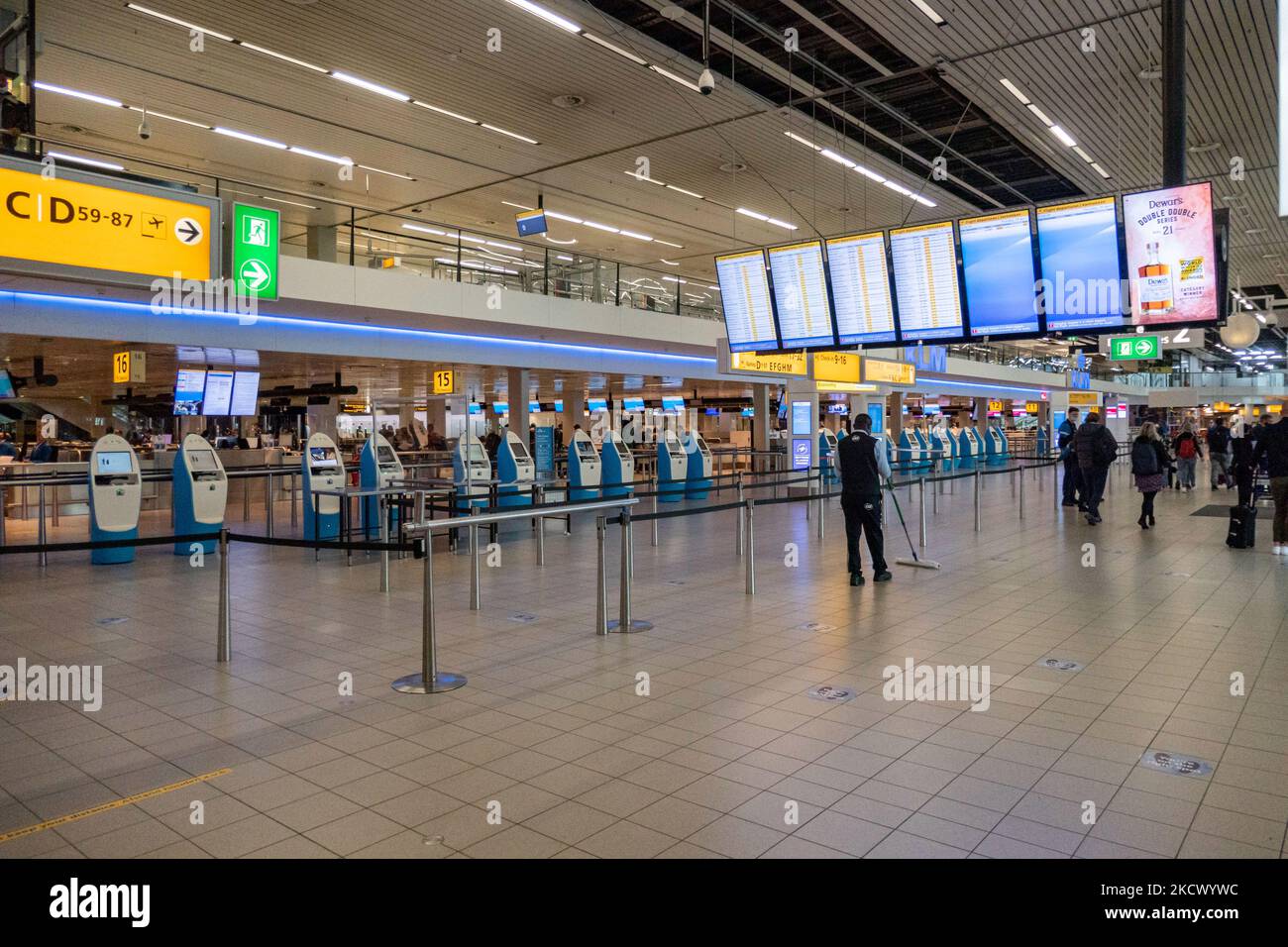 All'interno del terminal dell'aeroporto internazionale Schiphol di Amsterdam AMS durante la pandemia del Covid-19. 14 casi della nuova variante COVID-19 Omicron sono stati confermati nei Paesi Bassi da passeggeri arrivati nella città olandese dal Sudafrica. Più di 600 passeggeri sono stati testati dai 2 voli con 61 confermati positivi per Covid-19. La polizia olandese ha arrestato in precedenza due passeggeri che si trovano in un hotel di quarantena mentre cercavano di fuggire. Molti paesi hanno sospeso i voli per il Sudafrica in un periodo già difficile con la pandemia del coronavirus che ha avuto un impatto negativo sulla AV Foto Stock