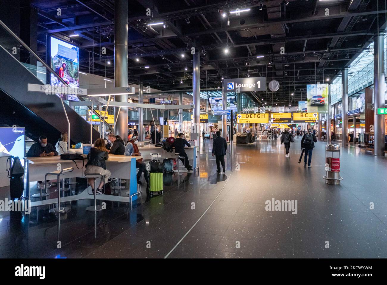 All'interno del terminal dell'aeroporto internazionale Schiphol di Amsterdam AMS durante la pandemia del Covid-19. 14 casi della nuova variante COVID-19 Omicron sono stati confermati nei Paesi Bassi da passeggeri arrivati nella città olandese dal Sudafrica. Più di 600 passeggeri sono stati testati dai 2 voli con 61 confermati positivi per Covid-19. La polizia olandese ha arrestato in precedenza due passeggeri che si trovano in un hotel di quarantena mentre cercavano di fuggire. Molti paesi hanno sospeso i voli per il Sudafrica in un periodo già difficile con la pandemia del coronavirus che ha avuto un impatto negativo sulla AV Foto Stock