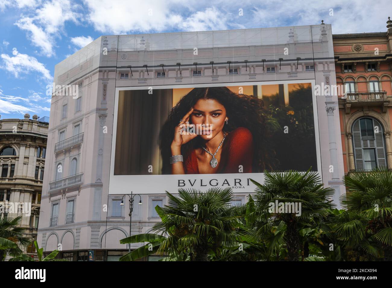 Un cartellone che mostra l'attrice Zendaya che promuove la collezione di gioielli Bvlgari a Milano il 6 ottobre 2021. (Foto di Beata Zawrzel/NurPhoto) Foto Stock
