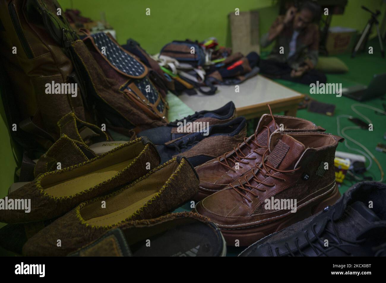 Imran, un attore di piccola impresa prepara vari prodotti fatti dalla corteccia nel villaggio di Sidera, Sigi Regency, provincia centrale di Sulawesi, Indonesia il 29 novembre 2021. I prodotti di corteccia utilizzati dalle popolazioni indigene nella zona locale hanno iniziato ad essere abbandonati e spostati verso prodotti sintetici. Imran realizza innovazioni progettando vari prodotti dalla corteccia come borse, scarpe, camicie, zaini agli orologi. L'innovazione è realizzata in modo che la conservazione dei valori culturali locali ??nella regione può essere mantenuta. Questi prodotti innovativi non sono attualmente prodotti in serie Foto Stock