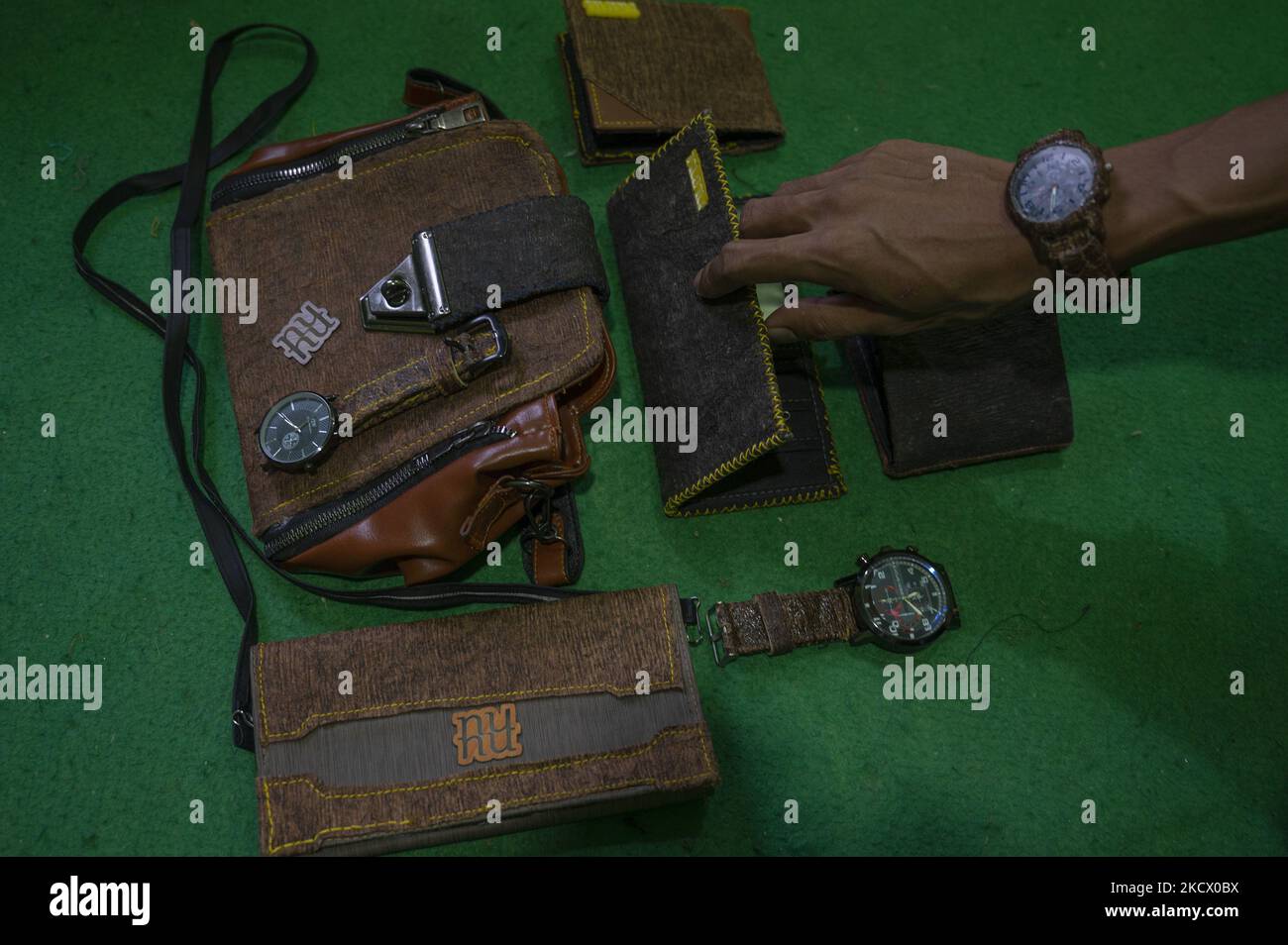 Imran, un attore di piccola impresa, mostra vari prodotti fatti dalla corteccia nel villaggio di Sidera, Sigi Regency, provincia centrale di Sulawesi, Indonesia il 29 novembre 2021. I prodotti di corteccia utilizzati dalle popolazioni indigene nella zona locale hanno iniziato ad essere abbandonati e spostati verso prodotti sintetici. Imran realizza innovazioni progettando vari prodotti dalla corteccia come borse, scarpe, camicie, zaini agli orologi. L'innovazione è realizzata in modo che la conservazione dei valori culturali locali ??nella regione può essere mantenuta. Questi prodotti innovativi non sono attualmente prodotti in serie ad A. Foto Stock