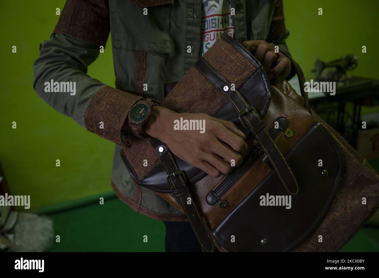 Imran, un attore di piccola impresa, mostra uno zaino fatto di corteccia a Sidera Village, Sigi Regency, Provincia Centrale di Sulawesi, Indonesia il 29 novembre 2021. I prodotti di corteccia utilizzati dalle popolazioni indigene nella zona locale hanno iniziato ad essere abbandonati e spostati verso prodotti sintetici. Imran realizza innovazioni progettando vari prodotti dalla corteccia come borse, scarpe, camicie, zaini agli orologi. L'innovazione è realizzata in modo che la conservazione dei valori culturali locali ??nella regione può essere mantenuta. Questi prodotti innovativi non sono attualmente prodotti in serie per evitare lo zio Foto Stock