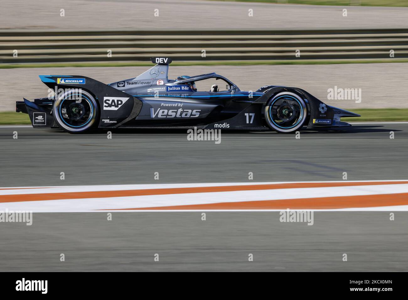 17 Nyck de Vries (Ned), Mercedes EQ Formula e Team, in azione durante i test pre-stagione ABB Formula e sul circuito Ricardo Tormo di Valencia il 30 novembre in Spagna. (Foto di Xavier Bonilla/NurPhoto) Foto Stock